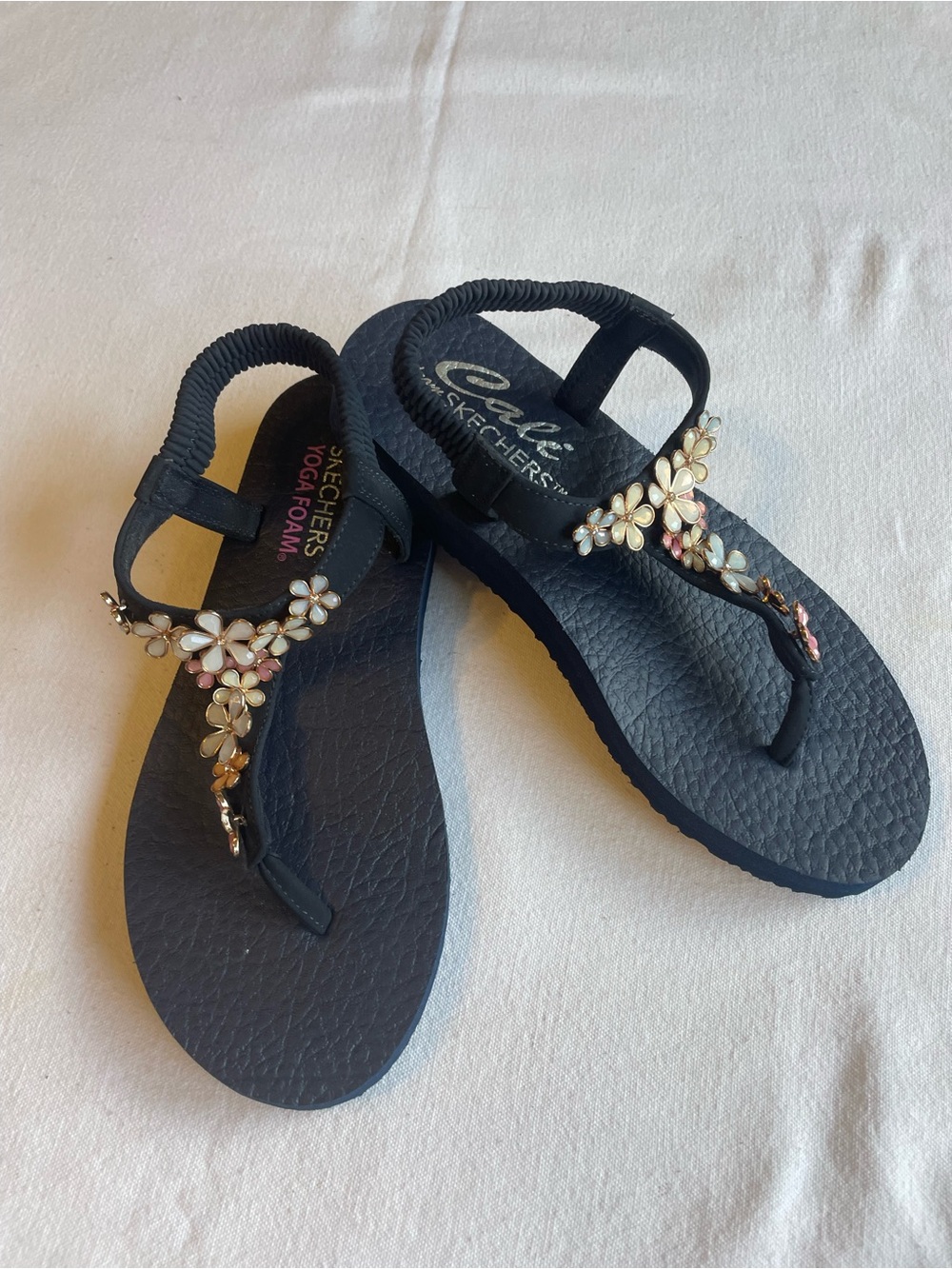 Skechers Black Floral T-Strap Yoga Foam Sandals